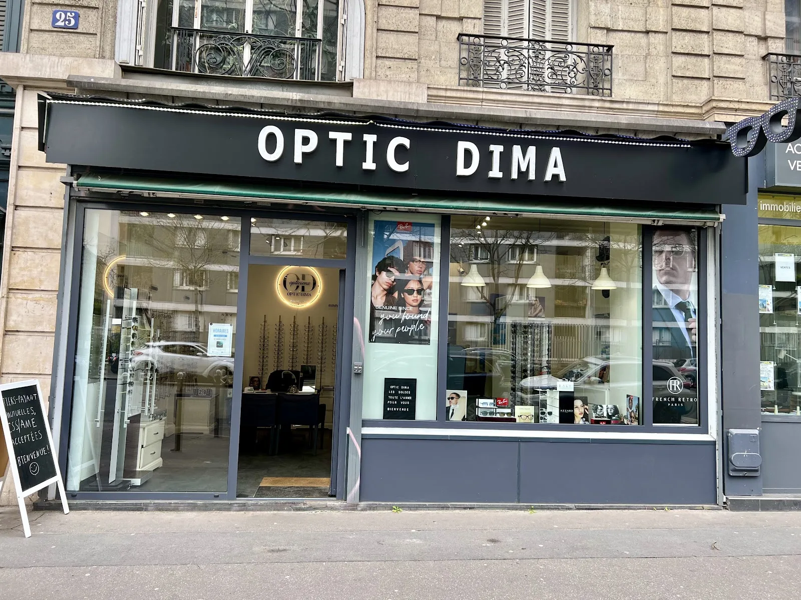 La vitrine d'Optic Dima, opticien au 25 avenue Philippe Auguste à Paris 11e