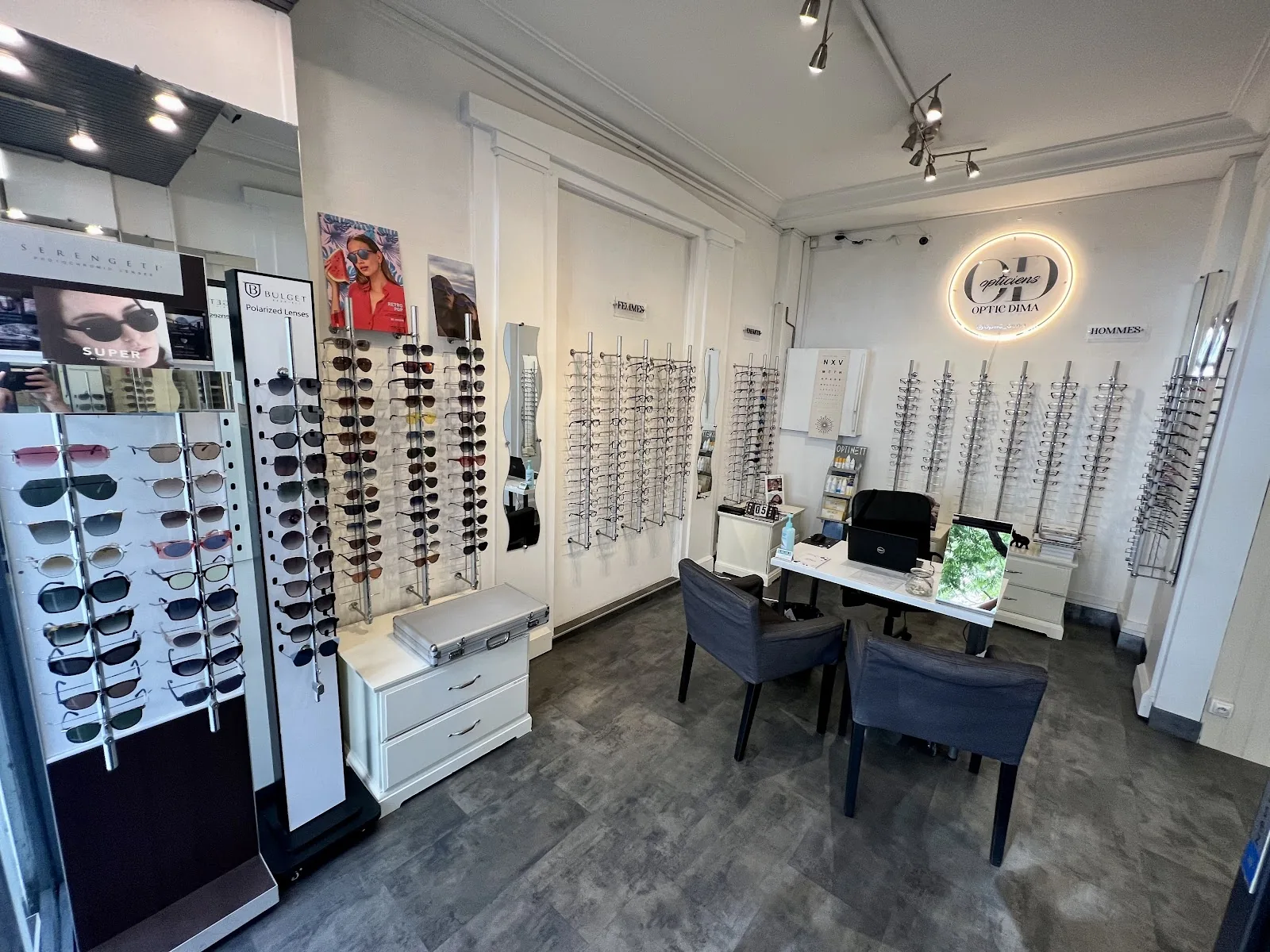 L'intérieur de la boutique Optic Dima, son mur de montures et son espace d'essayage